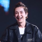 [시우민] 오늘 하루도 사과슈타민 <b>섭취</b>하기 히히