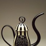 다양한 모양과 <b>무늬</b>의 티포트