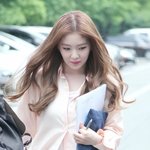 출근길에 보호본능 자극하는 아이린