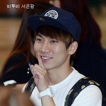 <b>손</b>이 작은 게 귀여운 <b>남자</b>아이돌들