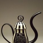 다양한 모양과 <b>무늬</b>의 티포트