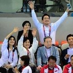 [꽃보다엽기]  올림픽 관람 중 화면에 잡혀 <b>신난</b> 가족.jpg