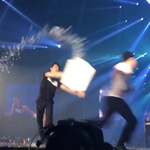 [EXO] 준면이가경수한테<b>물통</b>던지는겈ㅋㅋㅋㅋㅋ