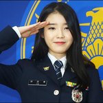 여자 아이돌의 경례 <b>포즈</b>