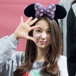 <b>손</b> 흔들며 <b>인사</b>하는 女아이돌
