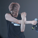 [카이] 핑<b>꿈치</b> 종인이의 섹시한 스트레칭