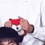 [카이] 종인이에게 인형을 주면...