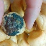 [댓글부탁] 마트에서 산 <b>홈런볼</b>에 이물질이 있어요