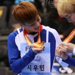 [시우민] 시우민 금메달보고 좋아하는거봐 ㅋㅋ