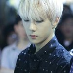 [EXO] 세훈이 핑크머리에 <b>남색</b> 셔츠입고 중국가서 버블티 먹은...