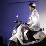 <b>올화이트</b> 수트 입은 이민호