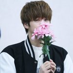 꽃다발 <b>선물</b> 받은 男아이<b>돌</b>들
