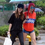 극과극 패션을 보여준 은지-<b>보미</b>