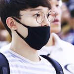 [EXO] 한동안은 찾을 수 없었던 단골<b>상점</b>부터 차분히 둘러보았다