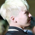 [EXO] 적응되지 않은 머리색이 뜨거운 <b>햇살</b>아래서 눈부시게 흩어졌다