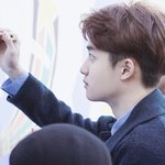 [EXO] 팔에 가려진 얼굴 위로 짙은 눈썹이 <b>반쯤</b> 잘라서 보였다