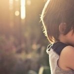 숨바꼭질 하는 귀여운 아이들