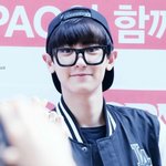 <b>뿔테</b>안경이 잘 어울리는 찬열