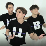 [시우민] 기사)나는 대한민국 새 영상 (에어기타 시우민사진 ㅋㅋ)