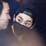 [시우민] <b>경호</b>원분께 눈크기 자랑중인 시우민 ㅋㅋ