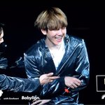 [EXO] 변백현 복근보여주기 싫다고 <b>발버둥</b>ㅋㅋㅋ