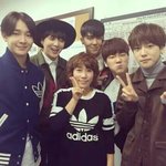 [위너] 우는 것 보다는 따뜻한 <b>미소</b>를 보여