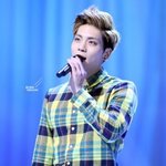 체크<b>무늬</b> 패션의 아이돌 모음