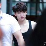 <b>민소매</b> 입고 출근한 男아이돌