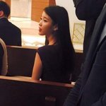 하객 패션도 센스 있는 아이유