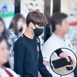 [카이] 종인이 폰 <b>액정</b> 깨졌어.ㅜ