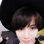 컬러렌즈 낀 아이돌들의 셀카