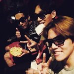 [EXO] 김민석ㅋㅋㅋㅋ팝콘 <b>뚜껑</b>위에 덜어먹는거ㅋㅋㅋㅋ