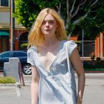 원피스 단추 푸르고 다니는 엘르 <b>패닝</b>ㄷㄷ