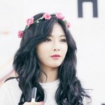 머리에 꽃 <b>장식</b>한 女아이돌들
