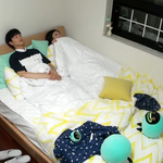 [단독] 특종! 유명 남녀아이돌 멤버, <b>한</b> 침대 <b>한</b> <b>이불</b> 아래!?