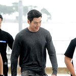 공항을 런<b>웨이</b>로 만든 근육질 몸매의 김우빈!
