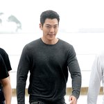 열애인정 후 출국하는 김우빈