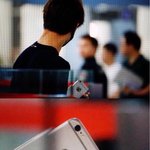 [카이] 종인이 폰에 또 스티커 <b>붙임</b>