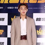 유아인의 <b>정갈</b>한 가르마