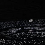 [EXO] 앙콘할때 다같이 경광봉<b>사면</b>