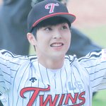 [시우민] 시우민 시구 고화질 사진 넘 <b>예쁘다</b>ㅠㅠㅠㅠ