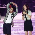 [EXO] 뉴스1 엑소 시우민, <b>김연아</b> 옆에서 '사랑의 하트'