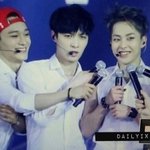 마이크 <b>몰이</b>하는 아이돌 그룹