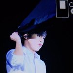 [시우민] 흰셔츠에 <b>쟈켓</b>?을 한 손에 걸쳤을 뿐인디..(시우민)