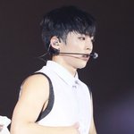 [시우민] 자기 배 만지는 시우민 ㅇㅅㅇ