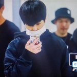 [시우민] 공항에서 자기<b>미모</b> 확인하는 시우민이래 ㅋㅋ