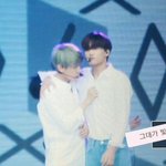 [카이] <b>종인</b>이 단추 풀려다 딱걸렸어ㅋ