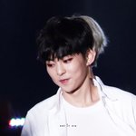 [시우민] 더워서 단추 푸는 시우민 근데...ヾ(ﾟﾛﾟ*)ﾂ