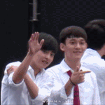 [시우민] 시우민 손으로 <b>인사</b>할때 포즈말이야 ㅋㅋ