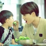 [카이] <b>종인</b>이가 태오 쌈도 먹여주나봐ㅜㅜ